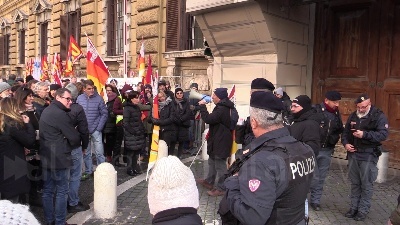 Scene from Ita - Alitalia, presidio lavoratori al Mef contro taglio Cigs e per trasparenza assunzioni