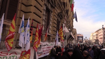 Scene from Ita - Alitalia, presidio lavoratori al Mef contro taglio Cigs e per trasparenza assunzioni
