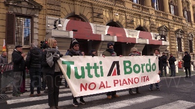 Scene from Ita - Alitalia, presidio lavoratori al Mef contro taglio Cigs e per trasparenza assunzioni