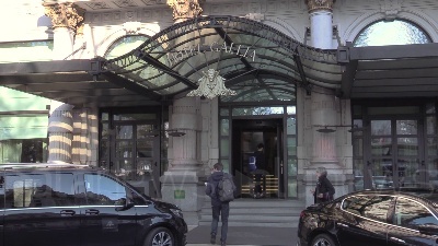Scene from Europee, Salvini al vertice sovranista: forze dell'ordine presidiano hotel