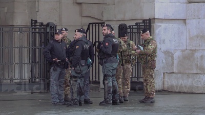 Scene from Europee, Salvini al vertice sovranista: forze dell'ordine presidiano hotel