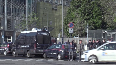 Scene from Europee, Salvini al vertice sovranista: forze dell'ordine presidiano hotel