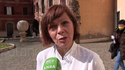 Scene from Infermiera ucraina a Roma: "Oggi nostre donne non riceveranno fiori ma stringono in mano un mitra"
