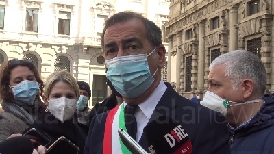 Scene from Vaccini, Sala: "Non fare promesse che non si possono mantenere"
