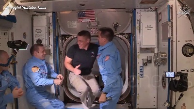 Scene from SpaceX, storico abbraccio fra equipaggi Crew Dragon e Iss