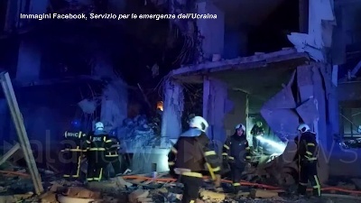 Scene from Ucraina, missili su Kiev: colpito un edificio residenziale di 25 piani