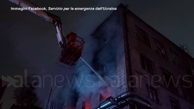 Scene from Ucraina, missili su Kiev: colpito un edificio residenziale di 25 piani