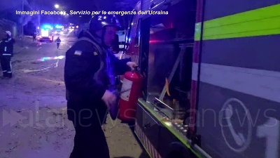 Scene from Ucraina, missili su Kiev: colpito un edificio residenziale di 25 piani