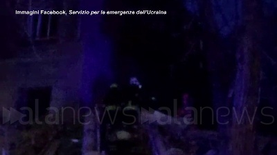 Scene from Ucraina, missili su Kiev: colpito un edificio residenziale di 25 piani