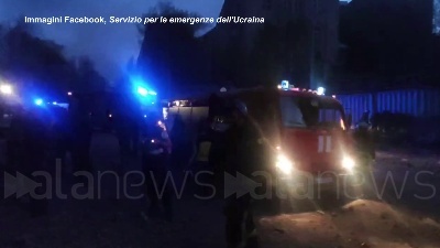 Scene from Ucraina, missili su Kiev: colpito un edificio residenziale di 25 piani