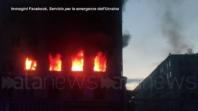 Scene from Ucraina, missili su Kiev: colpito un edificio residenziale di 25 piani