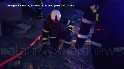 Scene from Ucraina, missili su Kiev: colpito un edificio residenziale di 25 piani