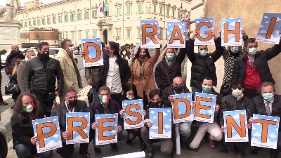 Scene from Governo, flash mob davanti al Quirinale: "Draghi presidente"