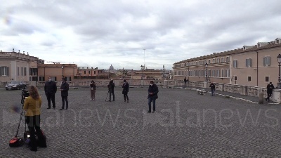 Scene from Governo, flash mob davanti al Quirinale: "Draghi presidente"