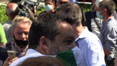 Scene from Salvini a Milano, tra i selfie spunta anche un cane