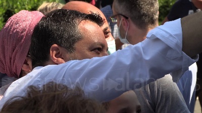 Scene from Salvini a Milano, tra i selfie spunta anche un cane