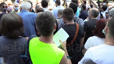 Scene from Salvini a Milano, tra i selfie spunta anche un cane