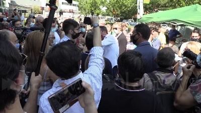 Scene from Salvini a Milano, tra i selfie spunta anche un cane