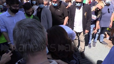 Scene from Salvini a Milano, tra i selfie spunta anche un cane