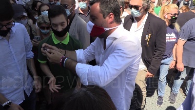 Scene from Salvini a Milano, tra i selfie spunta anche un cane