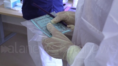 Scene from Il virus non ferma il referendum, l'Italia al voto anche nei reparti Covid degli ospedali