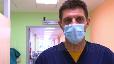Scene from Il virus non ferma il referendum, l'Italia al voto anche nei reparti Covid degli ospedali