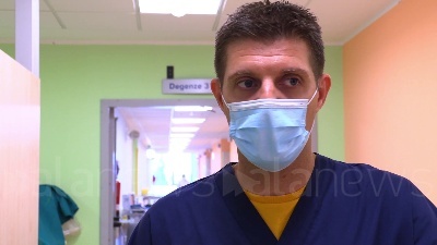 Scene from Il virus non ferma il referendum, l'Italia al voto anche nei reparti Covid degli ospedali