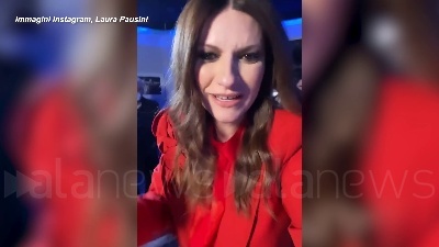 Scene from Golden Globe Io si di Laura Pausini premiata come migliore canzone originale