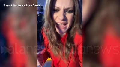 Scene from Golden Globe Io si di Laura Pausini premiata come migliore canzone originale