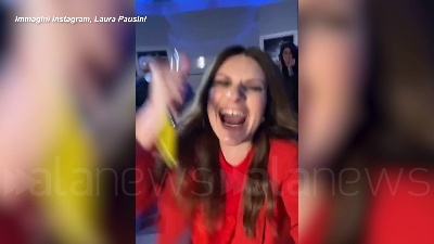 Scene from Golden Globe Io si di Laura Pausini premiata come migliore canzone originale