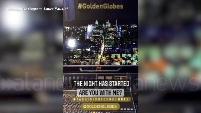 Scene from Golden Globe Io si di Laura Pausini premiata come migliore canzone originale