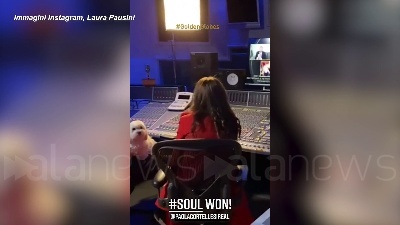 Scene from Golden Globe Io si di Laura Pausini premiata come migliore canzone originale