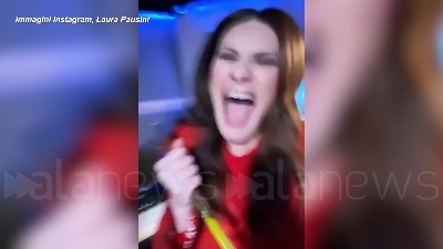 Scene from Golden Globe Io si di Laura Pausini premiata come migliore canzone originale