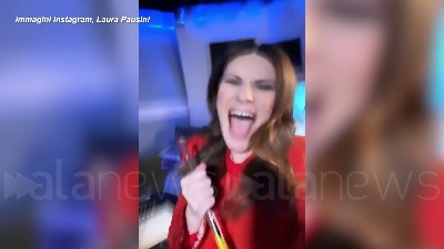 Scene from Golden Globe Io si di Laura Pausini premiata come migliore canzone originale