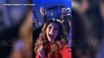 Scene from Golden Globe Io si di Laura Pausini premiata come migliore canzone originale