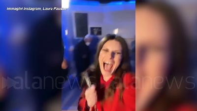 Scene from Golden Globe Io si di Laura Pausini premiata come migliore canzone originale