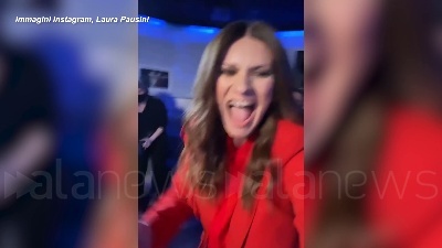 Scene from Golden Globe Io si di Laura Pausini premiata come migliore canzone originale