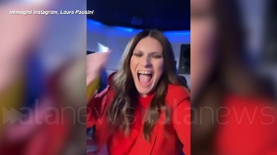 Scene from Golden Globe Io si di Laura Pausini premiata come migliore canzone originale