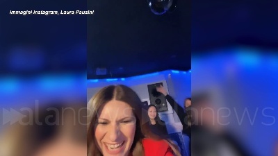 Scene from Golden Globe Io si di Laura Pausini premiata come migliore canzone originale