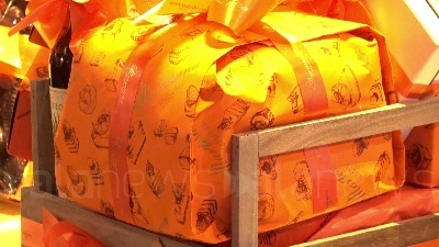 Scene from Milano, 'panettone sospeso' per Natale: "Piccola carezza per colmare grande bisogno"