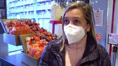 Scene from Milano, 'panettone sospeso' per Natale: "Piccola carezza per colmare grande bisogno"