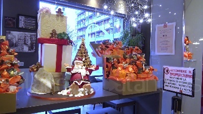 Scene from Milano, 'panettone sospeso' per Natale: "Piccola carezza per colmare grande bisogno"