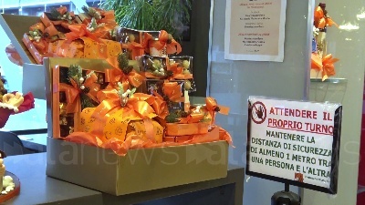 Scene from Milano, 'panettone sospeso' per Natale: "Piccola carezza per colmare grande bisogno"