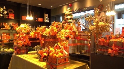 Scene from Milano, 'panettone sospeso' per Natale: "Piccola carezza per colmare grande bisogno"