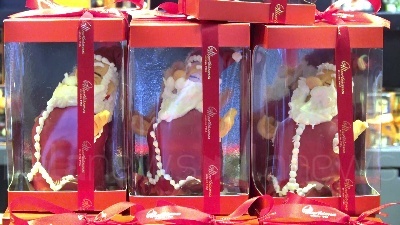 Scene from Milano, 'panettone sospeso' per Natale: "Piccola carezza per colmare grande bisogno"