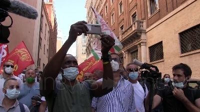 Scene from Whirlpool, Soumahoro: "Chiediamo dignità e lavoro al governo per rilanciare il Sud"