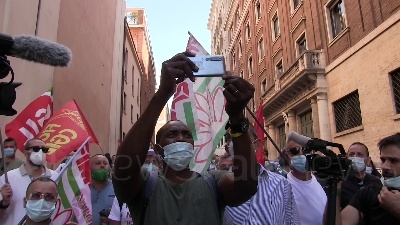 Scene from Whirlpool, Soumahoro: "Chiediamo dignità e lavoro al governo per rilanciare il Sud"