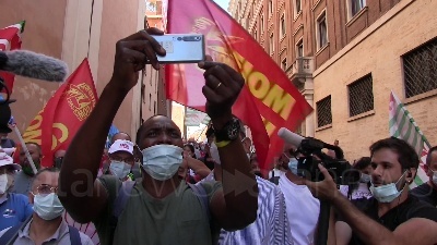 Scene from Whirlpool, Soumahoro: "Chiediamo dignità e lavoro al governo per rilanciare il Sud"