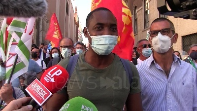 Scene from Whirlpool, Soumahoro: "Chiediamo dignità e lavoro al governo per rilanciare il Sud"