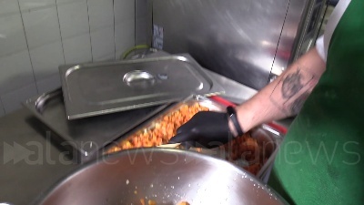 Scene from Dog's Bistrot, il negozio che consegna cibo a domicilio per i cani